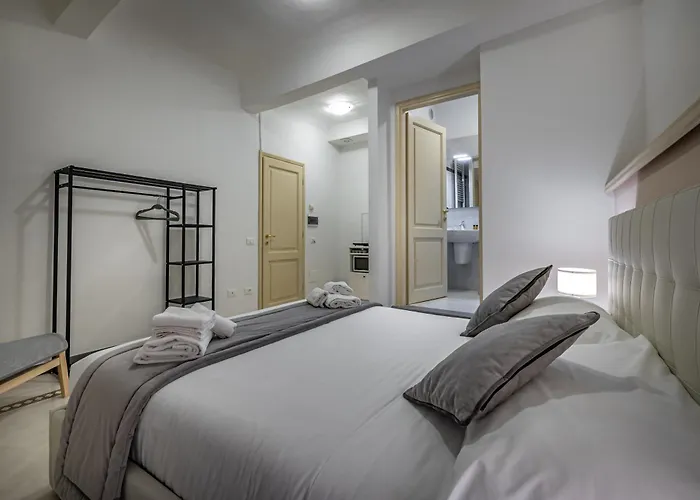 Yid Agnolo Three Bedroom Apartment In Florence